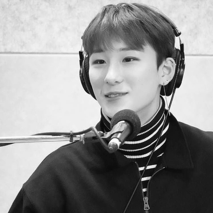 W24N1CHILE's tweet photo. [ACTUALIZACIÓN] .
#Aaron en la actualización de instagram de  @lavu_is_alive  durante su última visita radial 💕 .

#W24 #W24Fam #Radio #world24hours #더블유투웬티포 #KBS #뮤직뱅크 #소심해 #SOSIME #Live https://t.co/A6e1BZOTis