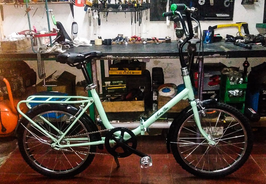 Carmelingaaa's tweet photo. Bicicleta vintage plegable gentileza de #MonkeyBikes 🙊 Armado de todo tipo de 🚲, buena opción para combatir el boleto del 🚍 https://t.co/uGZzp6QnaA