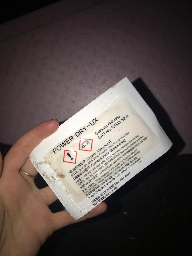 Nog steeds komen er berichten over aangespoelde (witte) verpakkingen. Verpakkingen die eruit zien als op onderstaande foto kunnen veilig geborgen en weggegooid worden. Wanneer verpakkingen gescheurd of open zijn kan dit leiden tot enige huidirritatie.
