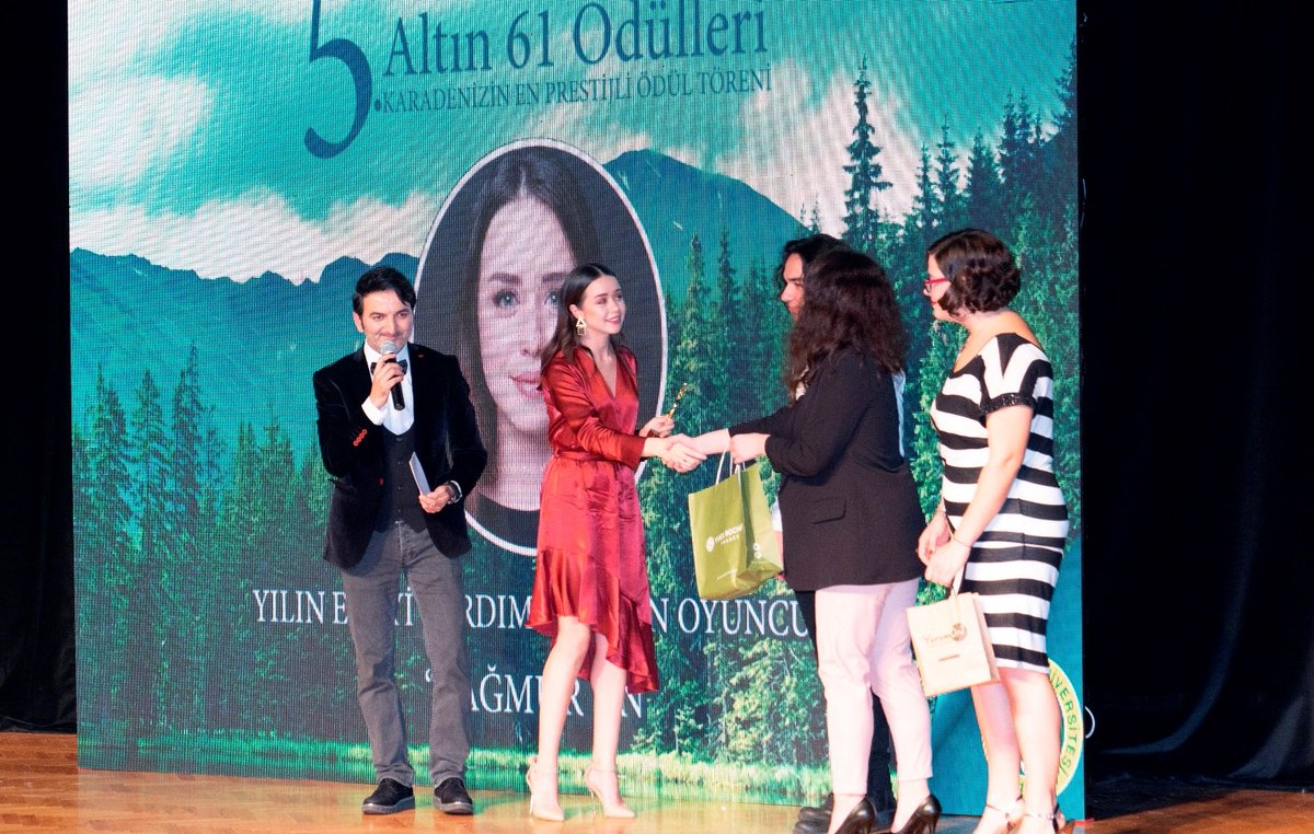 #Söz dizisinde Su karakterini canlandıran #YağmurÜn İstanbul Üniversitesi Trabzonsporlular Kulübü’nün Karadeniz’in Enleri Altın 61 gecesinde 'Yılın En İyi Yardımcı Kadın Oyuncusu Ödülü'nün sahibi oldu. Genç yıldız, ödülünü geçen kasım ayında kaybettiği babasına ithaf etti.