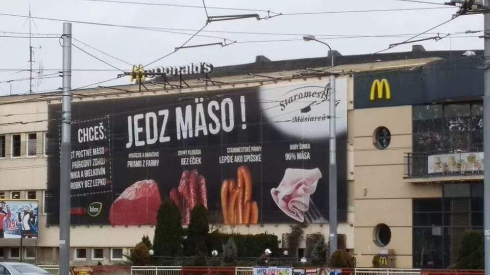 Kā drosmīgie slovāki īsteno savas valsts de-veganizāciju? Runājot skaidru valodu! Tulkojums: "Ēd gaļu!"
(Paldies ziņotājam Jurim!)