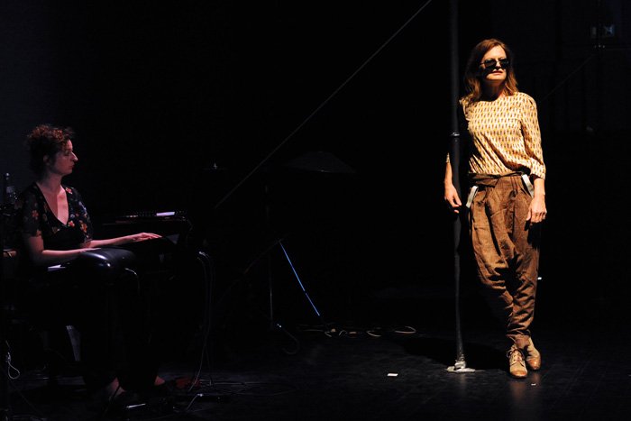fringeensemble's tweet photo. Einen Kurztrip nach London? An einem Abend hin und zurück? Das geht. Allerdings nur im @ballsaal_Bonn am 11., 12., 18. und 19. Januar: DIE FLANEURE / LONDON. #travelling #Flaneur #Flaneuse #fringeensemble #Theater #Performance #London https://t.co/mPUKDphmCT