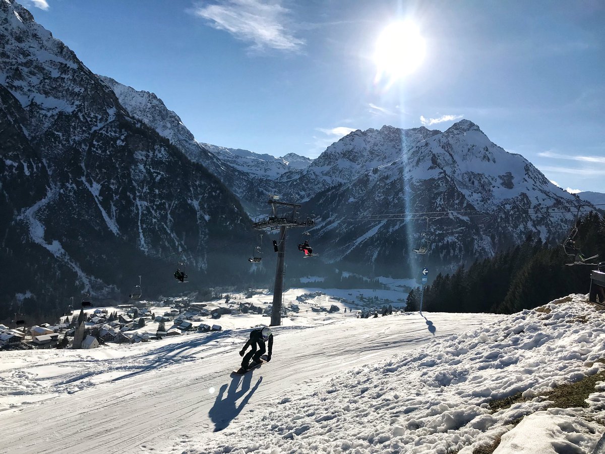 Peruagus_Blog's tweet image. Beautiful day in a #WinterWonderland. This place is called the #Kleinwalsertal which is located in #austria and is perfect for #skiing