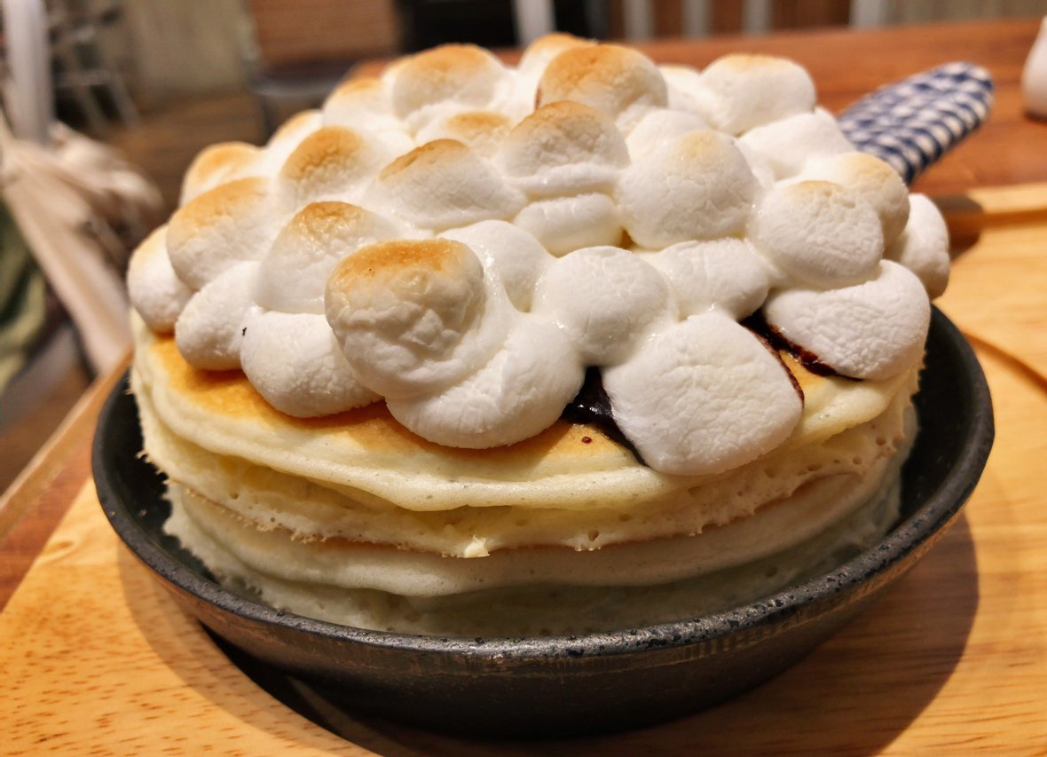 mog】 @大阪：なんば駅から徒歩3分 ふわふわな焼きマシュマロとチョコレートのパンケーキを食べられるお店。 パンケーキは柔らかな食感で、美味しくいただけます✨  ベリーソースとマシュマロ、チョコの甘さとの相性は抜群！ 甘党にはたまらない逸品です🎶