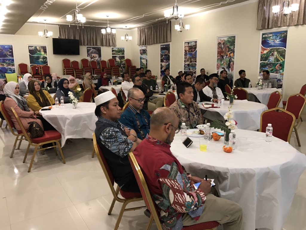 IndonesiaInKWT's tweet image. Pertemuan dengan masyarakat Indonesia di Kuwait dalam rangka Penyusunan Agenda Kegiatan 2019. #KBRIKuwait #IndoatQ8