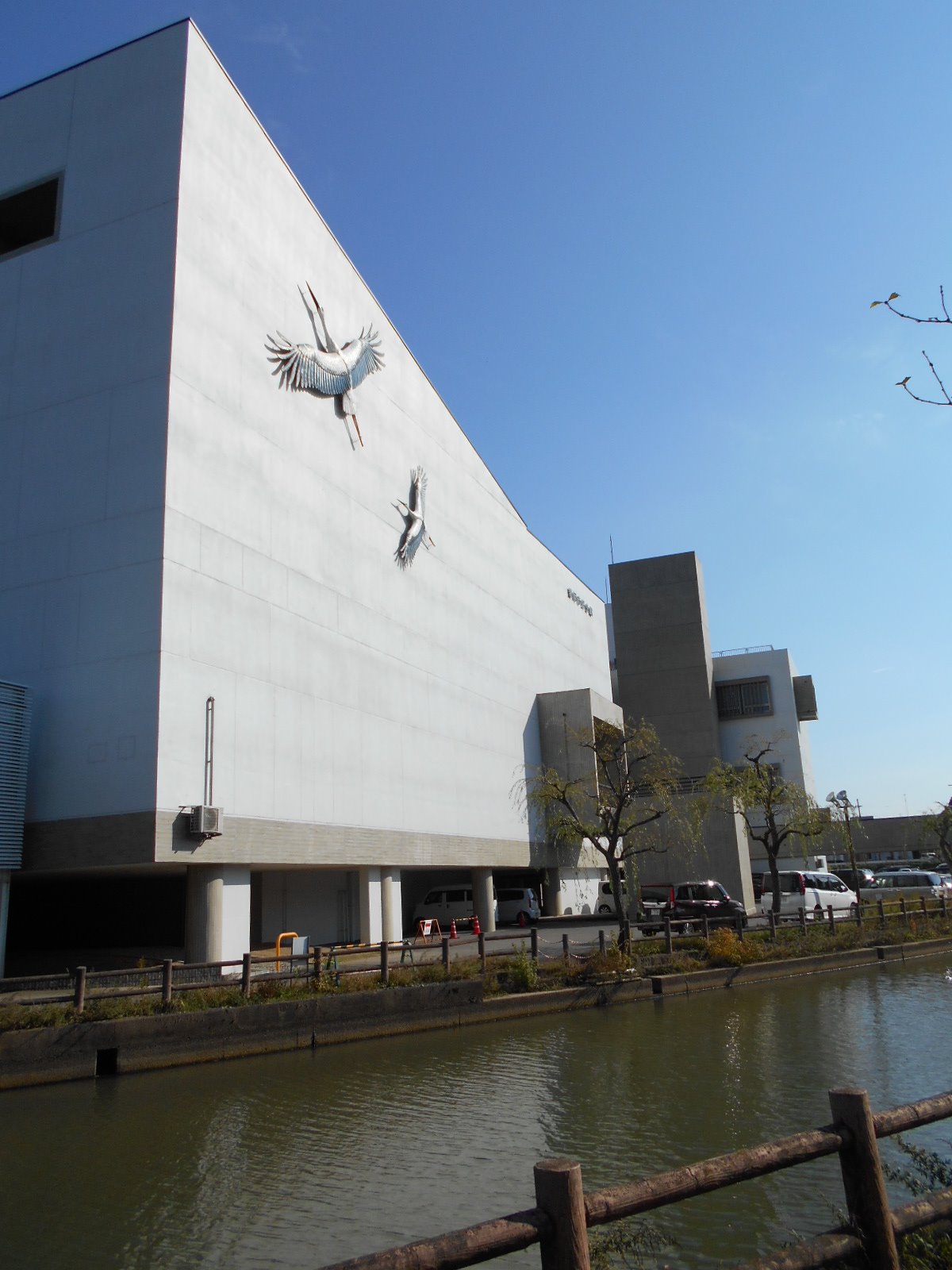 Curiositydriving 豊岡市文化会館 所在地 兵庫県豊岡市立野町 34 竣工 1971年 設計 増田友也 岡崎甚幸 構造 鉄筋コンクリート造 鉄骨鉄筋コンクリート造 一部 規模 地上4階 地下1階 塔屋2階 施工 銭高組 豊岡といえばこの建築