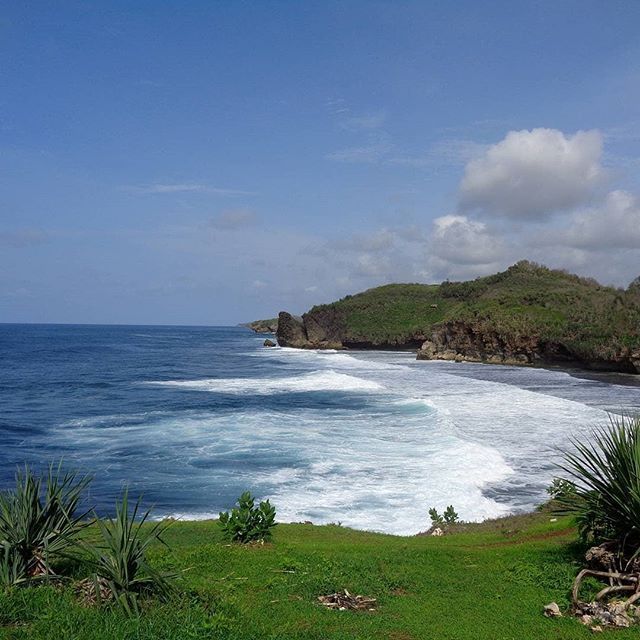 JogjaEcom's tweet photo. Wisata Pantai Jogja. Pantai Widodaren Gunungkidul, Yogyakarta https://t.co/GCrEGf1NFS https://t.co/1XtdA2ZHKM