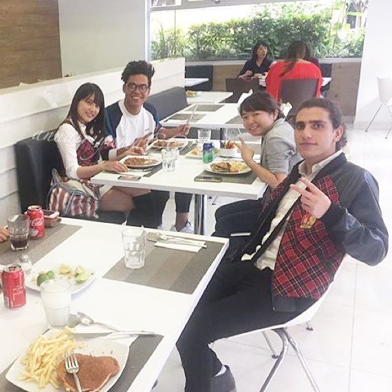 LikeLa_INDO's tweet photo. #TBT comiendo en Televisa con Ana, Dani y Silverio 
#LikelaLeyenda https://t.co/VHnju7Cf7V