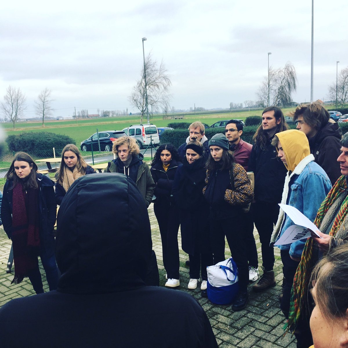 Vandaag trekken we naar #duinkerke #calais met <a href="/vzwHumain/">vzw Humain</a>. 15 jongeren en hun begeleiders ontdekken de realiteit voor mensen op de vlucht. In welke omstandigheden leven ze? Waar verblijven ze? Wie biedt hulp? #lerenvanelkaar #roadofchange <a href="/UitDeMarge/">Uit De Marge</a> <a href="/VluchtwerkVl/">Vluchtelingenwerk Vlaanderen</a> <a href="/bestreetwize/">StreetwiZe</a>