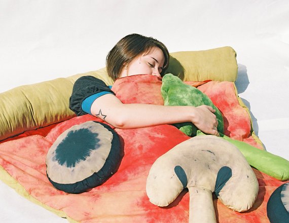 Vamos a dejar unos tweets ahora que se acercan los reyes magos con los regalos que un Hut Lover querría... 
1- El saco de dormir pizzero, los sueños son salados, ya que no lleva piña