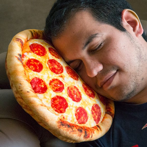 4- Acompañando a nuestro saco de dormir viene el almohadón pizzero... por si hubiera dudas, el modelo de la imagen nos muestra las instrucciones de uso con una placentera sonrisa. Tan blandito como la masa pan. #regaloshutlover