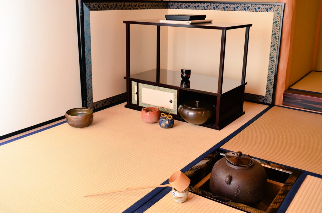 紹鴎袋棚を用いて、本年初の自主練なう(^^)v 天板には料紙に硯箱を飾り