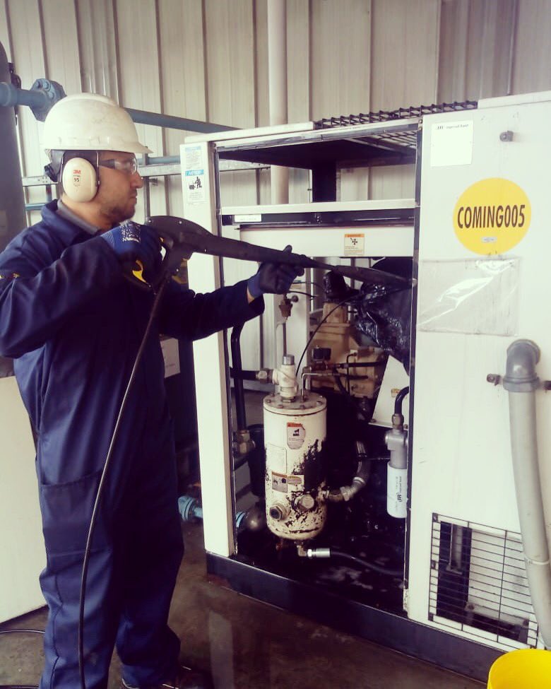 industrialservs's tweet photo. Mantenimiento de 8.000 horas a compresor de tornillo Ingersoll Rand modelo SSR-HP50SE Ingersoll Rand #AirCompression #CompressedAir @IngersollRand https://t.co/umFYXKi4Yh