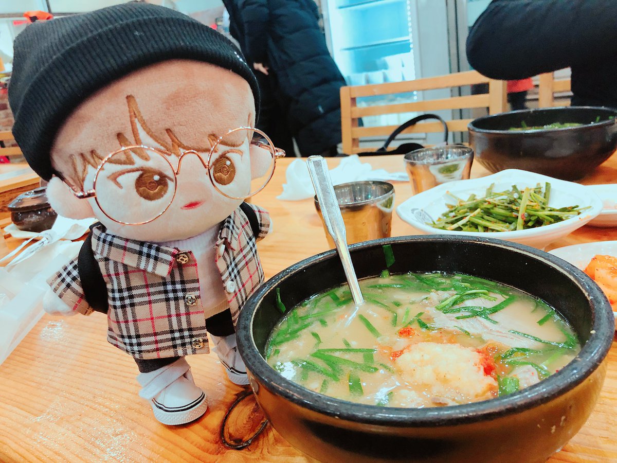 koya_som's tweet photo. 역시 추운날에는 돼지국밥이 최고죠👍🏻
소니랑 첫 외출했어요😆
겨울옷이 없어서 가을옷입고 나온 소니..
��만간 겨울옷 장만할게 ㅠㅠ

모자&amp;맨투맨&amp;청바지 -> @Navicolset
셔츠 -> @exo_doll_dress https://t.co/GTeIDkt8Tc