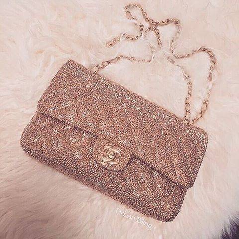 meladyesha's tweet image. How about a pink glitter bag👜 Yes or No? ?

#DailyInspo #Dailyglam #eshacosmetics #Handbags