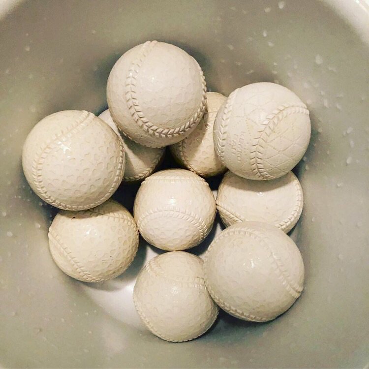 明けましておめでとうございます！
BLACKNIKKERSは明日がチーム練習！ボールを磨いて野球始めです！