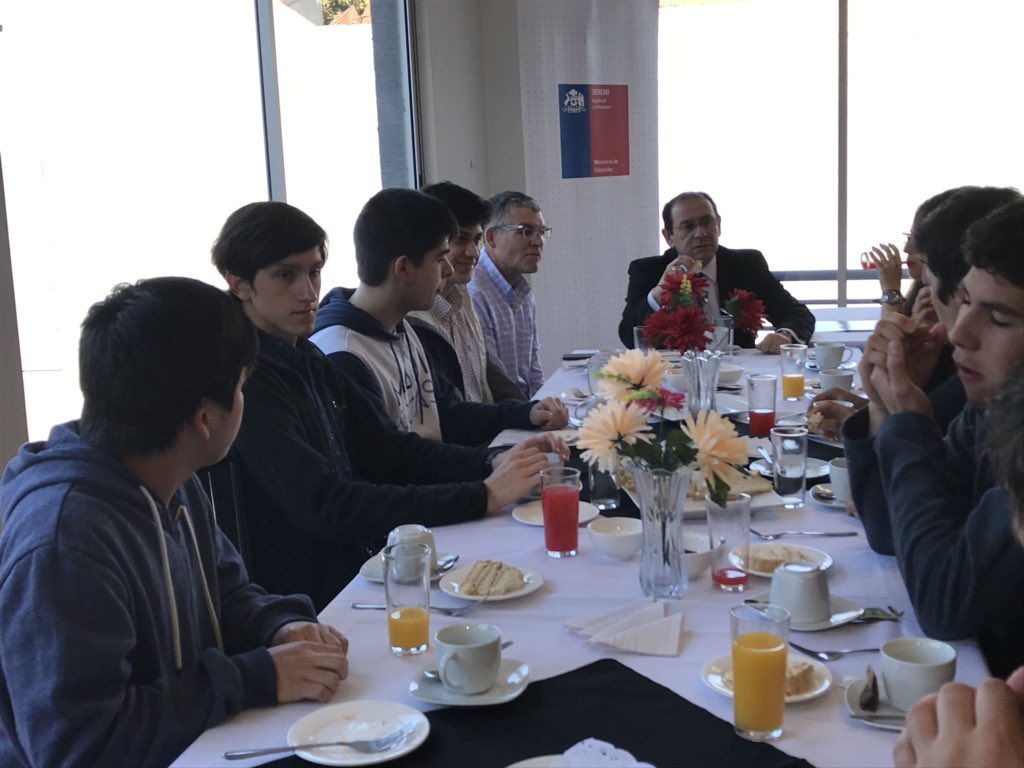 araucniamineduc's tweet photo. AHORA SEREMI Juan Luis Salinas, junto a @SeGeGobAraucana @PiaBersezio comparte junto a los estudiantes que obtuvieron los mejores puntajes PSU en nuestra Araucanía, para conocer sus sueños y proyecciones #ChileLoHacemosTodos https://t.co/Cq6M06HKM4