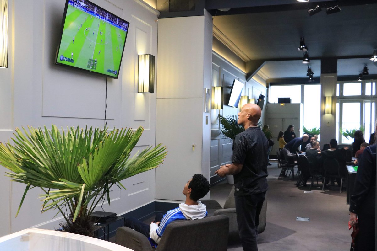 Bon, je me suis entrainé toute la nuit, qui est chaud pour un petit FIFA19 ? Je suis gentil, je prends l’OM avec Mitroglou en pointe... !