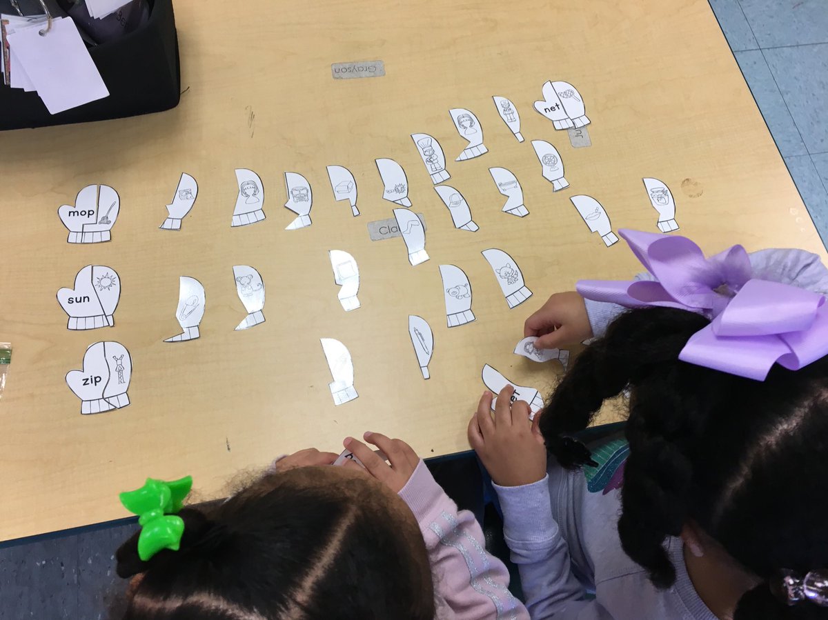 SheilaAnnNorris's tweet image. Reading CVC words! @HillsmereESAACP #AACPSReadWithMe #NoWorksheetNoProblem