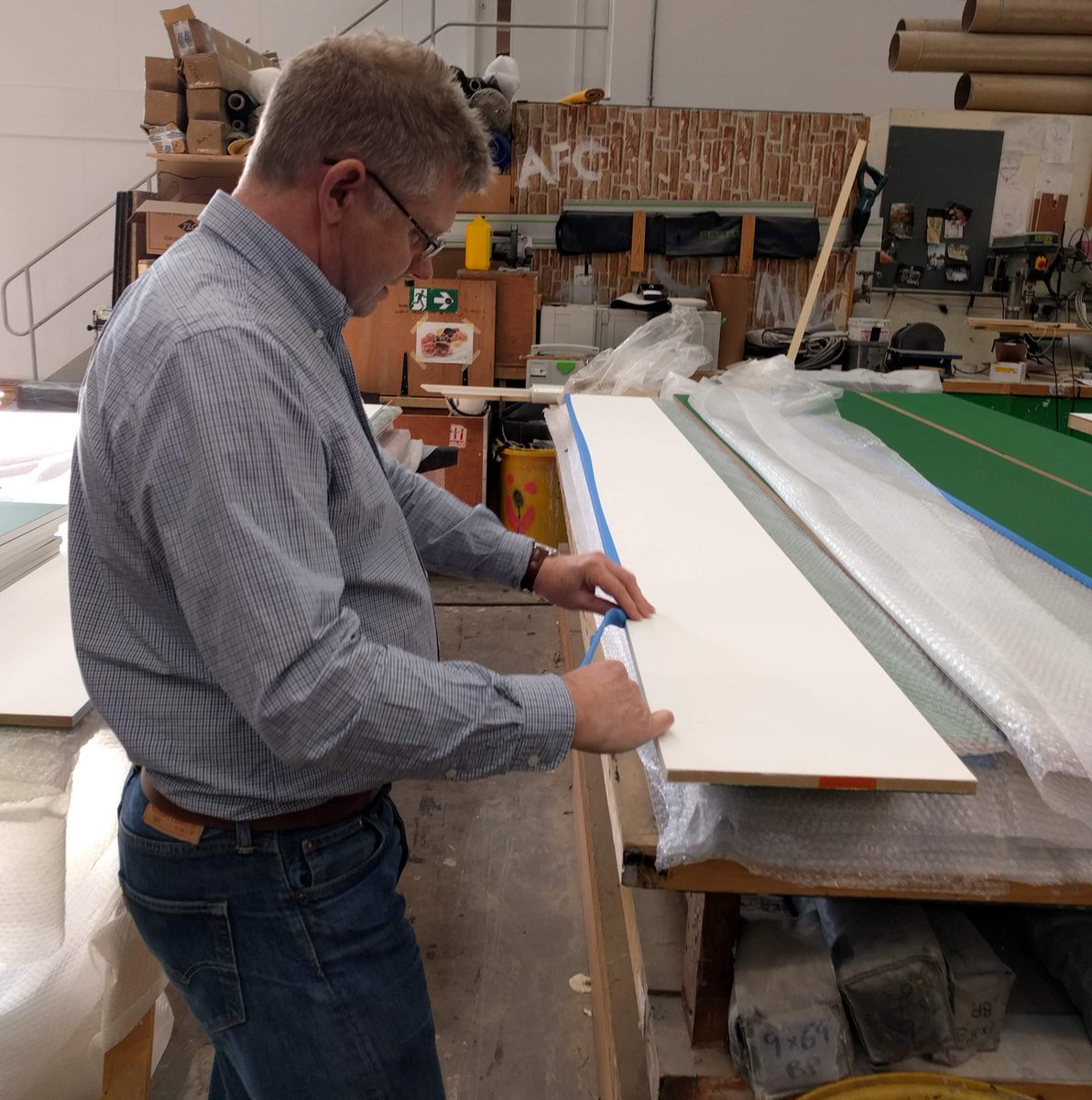 It's certainly busy in our workshop today, but everyone's still smiling! 

#FridayFeeling #LoveYourJob #EventProfs #SetBuilding