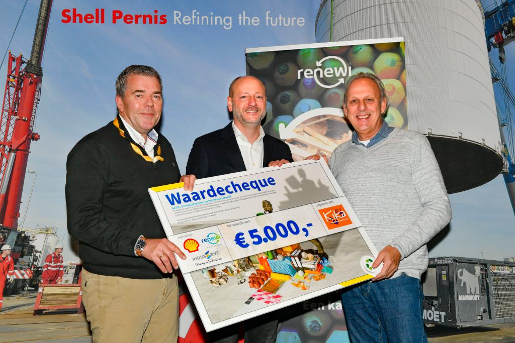 Shell-medewerkers scheiden afval🗑️ en schenken €5.000 KiKa. Afgelopen 9 weken is voldoende ingezameld voor de productie van bijna 10.000 verhuisdozen🗳️ en 6.000 herbruikbare plastic tassen🛍️. Lees hier meer: go.shell.com/2CNF9uy