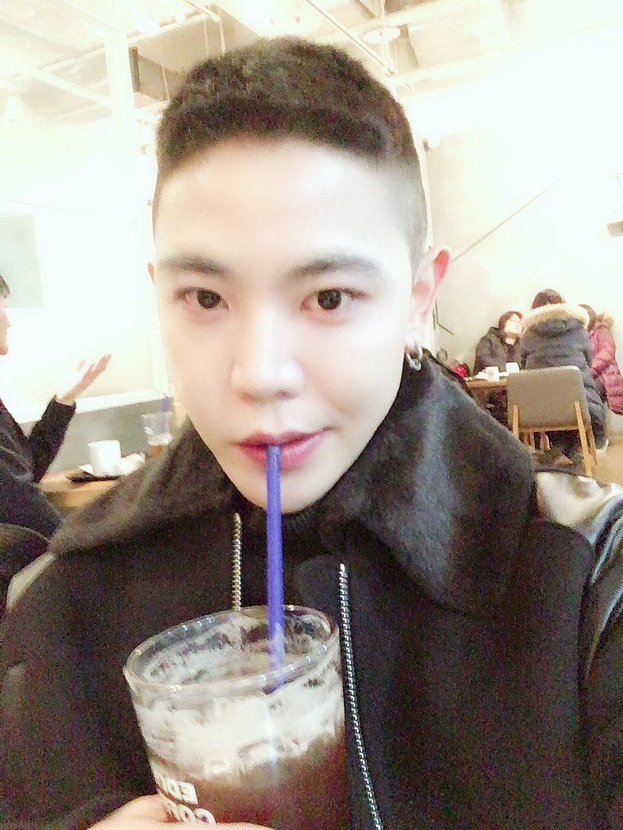 AxisB_HOON's tweet photo. 特に、皆さ��が送ってくれる日本のお菓子たちを同僚たちと一緒に食べながら同僚たちの多くの羨望を受けながら過ごしています!
会えなくてもう1年が過ぎましたね! 一つ約束したいのは私は、舞台の上の姿を絶対あきらめないんです!!
いつも私の力になってくださって感謝し、再び感謝します! https://t.co/oozJGNyBHC