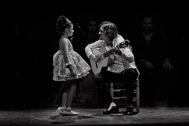 fans_farruco's tweet photo. Farruquer@s, os dejo algunos recuerdos del pasado año para desearos ¡¡FELIZ 2019 A TOD@S!!
Espero que este año nuevo sea un año lleno de salud, amor, prosperidad, y como no...MUCHO FLAMENCO PARA TOD@S!! https://t.co/hWDb43NUOr