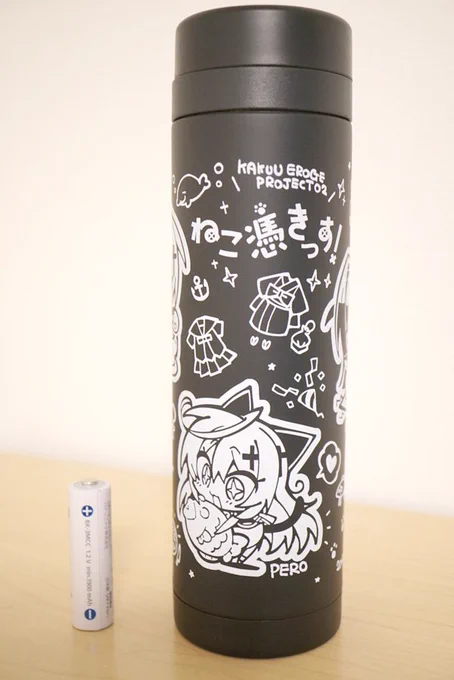 C95グッズ「ねこ憑きっす!」スリムサーモステンレスボトルとアクキーセットをBOOTHに置きました。本を気に入ってくださった方もそうでない方もぜひ～!受注ではないので発送は早いです。ボトル→https://t.co/BIZQZLki2m アクキー→https://t.co/1gAqERR0lN 