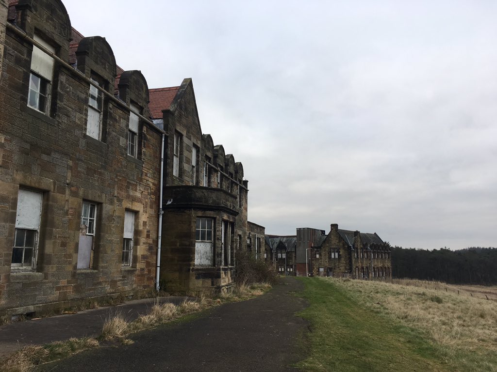 Promenade dans les ruines de Bangour Village Hospital, un hôpital psychiatrique abandonné, construit comme une communauté, qui fut opérationnel de 1904 à la fin des années 80... #urbex #ecosse #souvenir