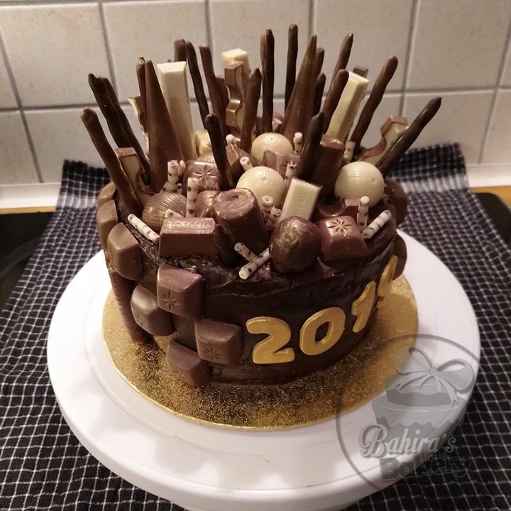 Last week I created a chocolate firework cake for a new years party for a colleague!
inside: chocolate cake and chocolate ganache with a touch of apricot jam 🍫🍑