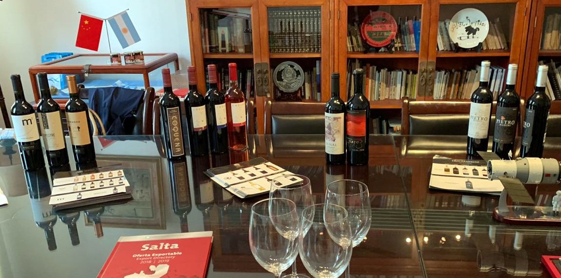 [NUEVO POST]
Las Bodegas de Altura del NOA llegan a China de la mano del Consorcio Exportador Bodegas de Altura de Cafayate comandado por <a href="/VillamayorFanny/">Fanny Villamayor</a>  🇦🇷🍷🇨🇳
🔗 bit.ly/VinoAlturaChina
<a href="/ElTransitoWines/">Bodega El Tránsito</a> @Yacochuya <a href="/Dgo_Molina/">Domingo Molina</a> <a href="/agustin_lanus/">Agustín Lanús Wines</a> <a href="/ArnaldoEtchart/">Arnaldo Etchart</a>