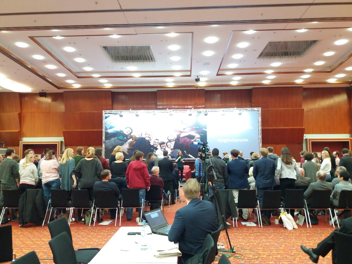 MarcPatzwald's tweet image. Kleines #Fragespiel zu #Beginn der #Jugendsynode der @ekir - alle unter 50 Jahre stehen einmal auf #epd_dabei