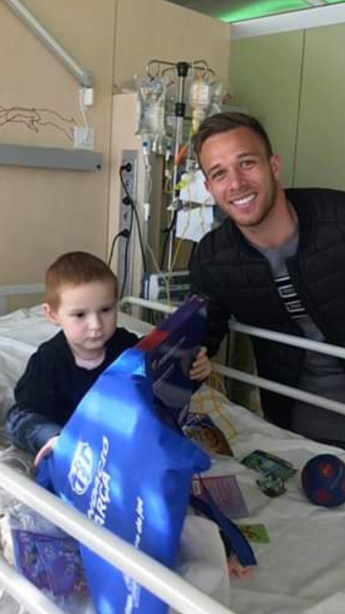 Thank you @arthurhromelo from @FCBarcelona & all the wonderful people who came to visit Isla today in hospital while she was having her Antibody & Chemotherapy treatment earlier, 🙏❤️⚽ love @islasfight #Teamisla ❤️🙏⚽