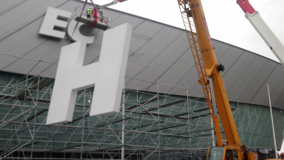 DaveThePapLpool's tweet photo. End of an era, sighag comes down, ready for the new name, @EchoArena @LivEchonews @TheGuideLpool @CultureLPool @LpoolBIDcompany #Liverpool #MSbank https://t.co/RlHSSdDEb6