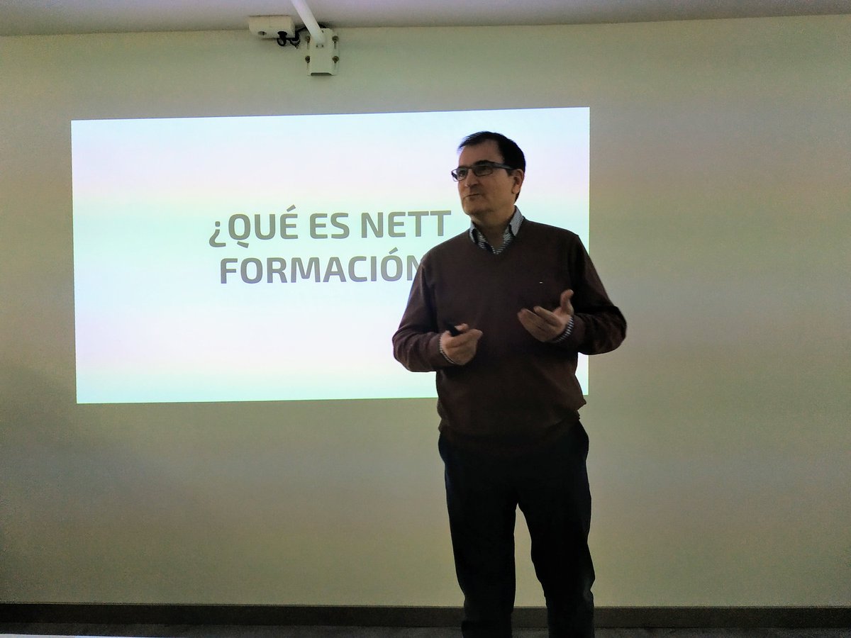 NettDigital's tweet photo. En #17AniversarioNETT #RaúlAlconchel asesor en estrategia, ha resumido en palabras clave como el #NETTeam ve a @nettformacion "compañerismo", "futuro y proyecto", "buen rollo", "ilusión", "trabajo en equipo", "crecimiento y superación" #MasterMPD #MasterTGD https://t.co/LU2No1IidR