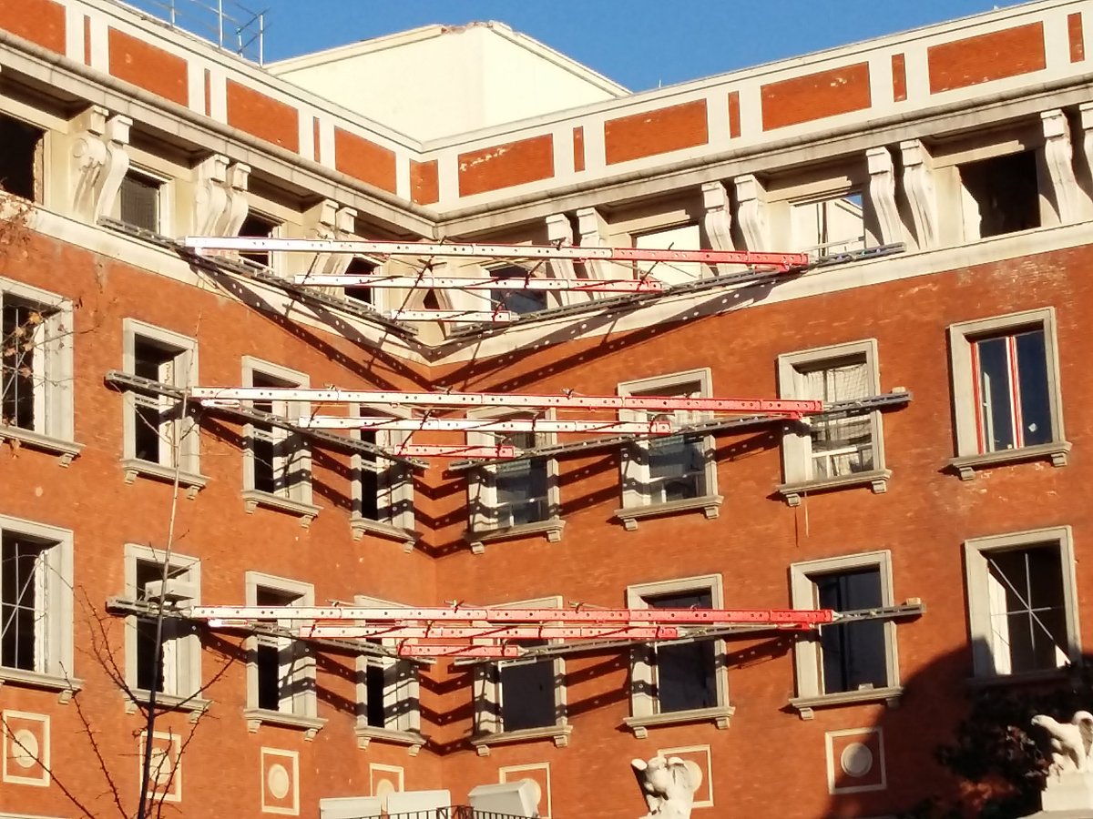 Estructuras_IEE's tweet photo. En los edificios cuya fachada está protegida, es habitual intervenir vaciando el interior. 
Éste es un ejemplo de fachada acodalada.
#EstructurasHistóricas https://t.co/7vL8gQYG2K