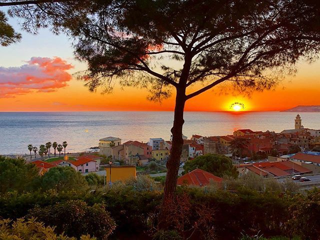 jojoska5's tweet photo. Tramonti 🌅 #ligurian_places #liguriancoast #lamialiguria #liguria_ig #liguria_illife #igersliguria #liguria_super_pics #liguriadavivere #liguria_more_than_this #loves_liguria #orgoglioliguria #myliguria #visitliguria #ligurian #ligurianhoney #liguria… https://t.co/xB2Sj0gvIt https://t.co/gJiuVoQwFX