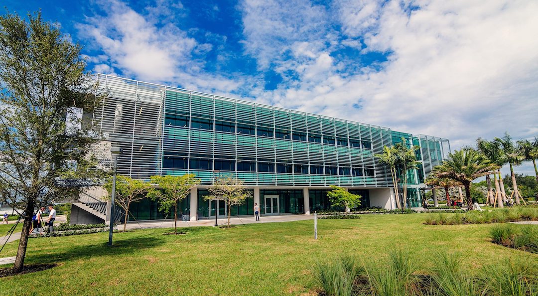 LynnUniversity's tweet image. .@SFBJNews recognized Lynn University in its annual list of MBA programs. We took the fifth spot—up one place from last year. ow.ly/WdyQ50k5Nhq