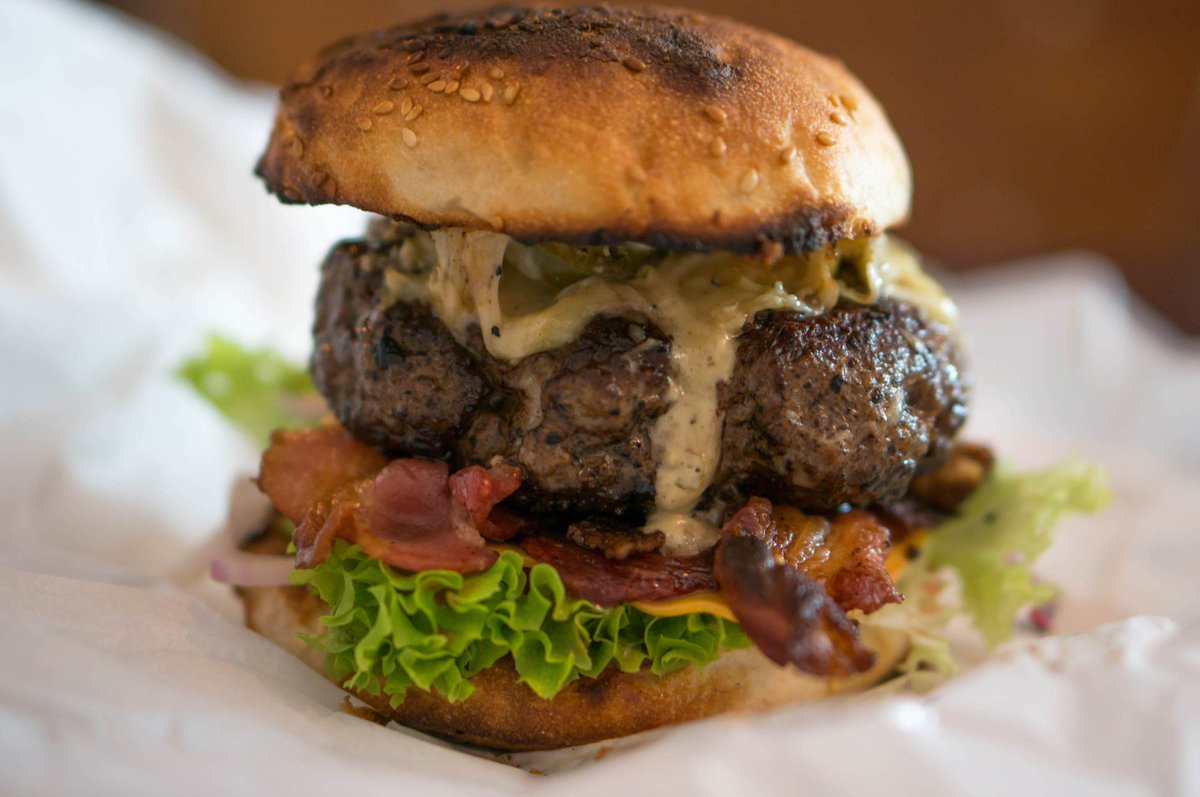burgerdag's tweet photo. Ik ben een bucketlist aan het samenstellen van burgers die ik dit jaar gegeten moet hebben. Gooi je tips op me! https://t.co/lQfDCYAVtz https://t.co/ynwHLP91M2
