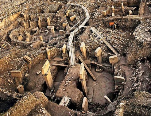 BitlisName's tweet photo. 12 bin yıllık Göbekli Tepe kazılarından çıkan kemik DNA'sı ile, oranın yerlisi ve halen orada yaşayanların DNA'sı aynı çıkmış. Kürdler, Ermeniler ve Süryaniler yerli halkların başında gelmektedir.

Yani bu milletler 12 bin senedir oradalar... https://t.co/o8xHkX0dtV
