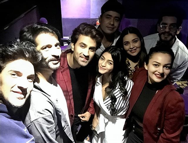 With the stars of the evening....
#theinvestigator <a href="/hitentejwani/">hiten tejwani</a> <a href="/iamaryamansethi/">Aryaman Sethi</a> <a href="/suyyashrai/">Suyyash Rai</a> @jyotsnachandolasingh  #NiteshSingh the maker of the series... and the madddd and the super duper adorable @nehalaxmi_ and <a href="/dearmansi/">✿</a> 🤗🤗🤗
Guys please watch … bit.ly/2FbKk8X