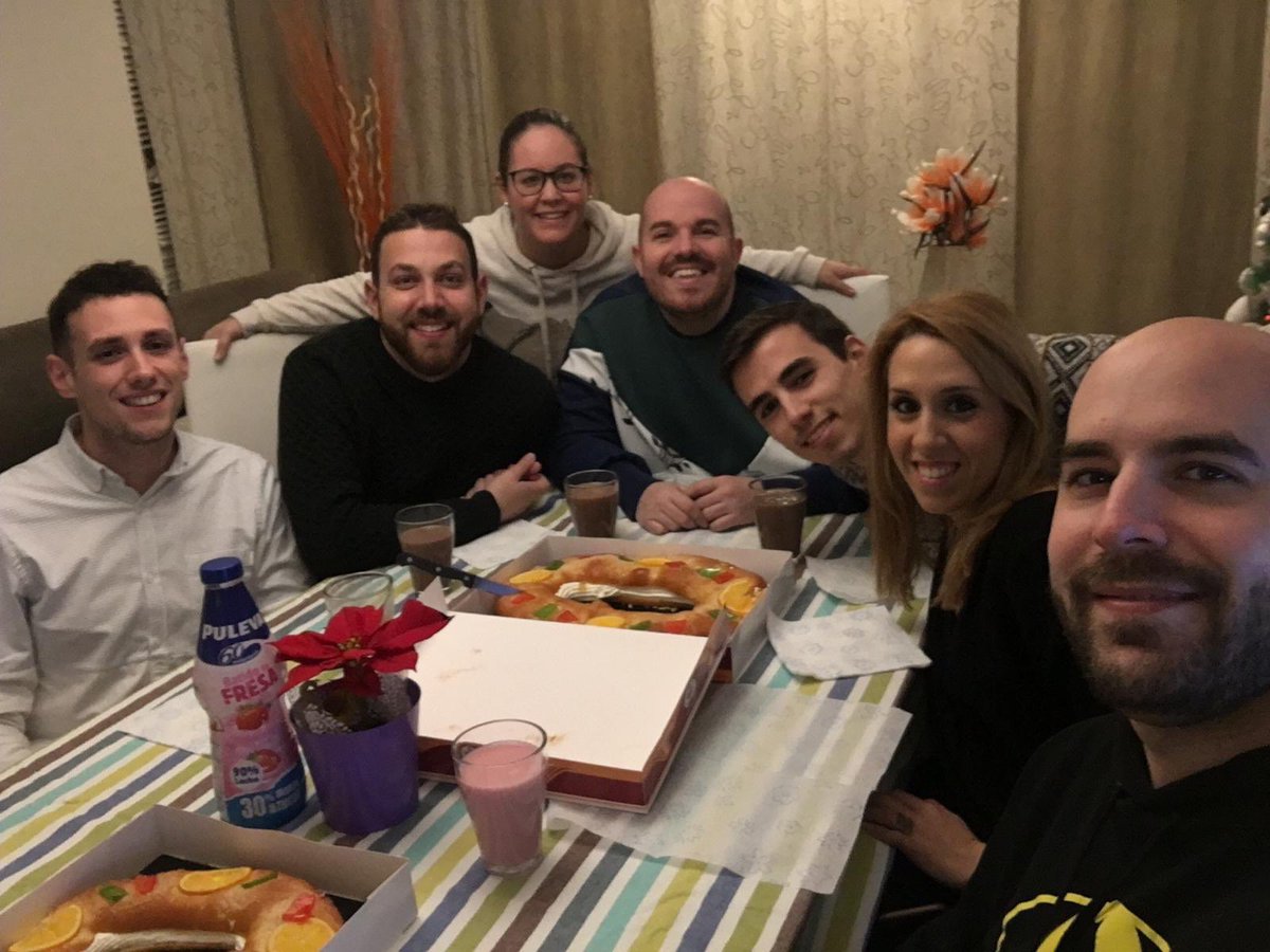 Paoliyaa's tweet photo. Pre-Reyes...Que vivan las tradiciones!!! #misniños #tardederoscón #yavienenlosreyes #elañoquevienetambienconpeque #titapostiza #risas #buenosratitos #losadoro #quenonosfaltenestosmomentos https://t.co/p2juS2QpUb