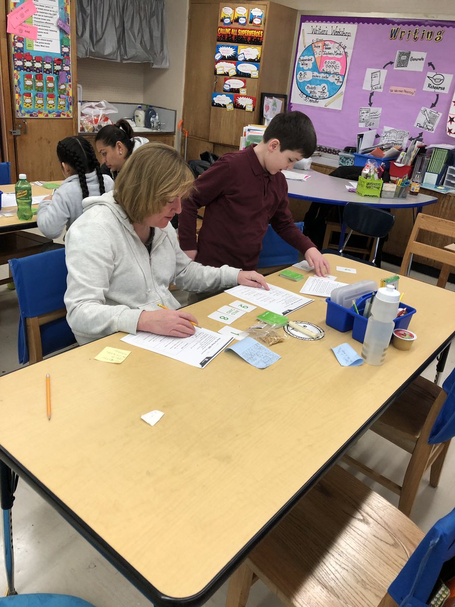 DualLanguage308's tweet photo. Math Family Friday👍students and parents in 3-306 enjoyed playing a math game this morning #76learns #ps76q https://t.co/fBbkjyJd8a