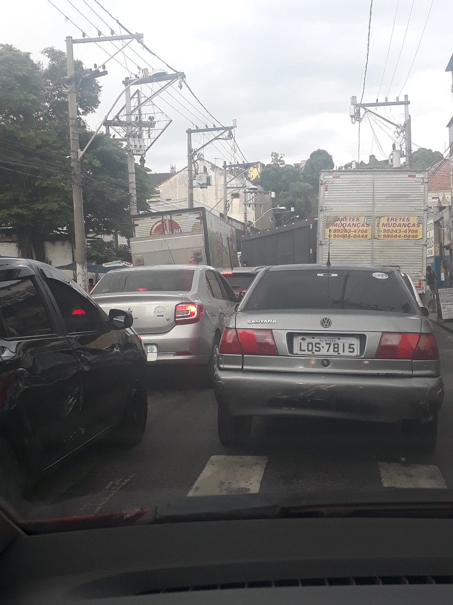 RT wallacecampos: É com mta frequencia q esses caminhões param no meio da rua na desembargador Lima e Castro (rua do Detran no Fonseca) para descarga em frente ao MultMarket atrapalhando completamente o trânsito. 15 min para andar 200m. Absurdo! NiteroiR…