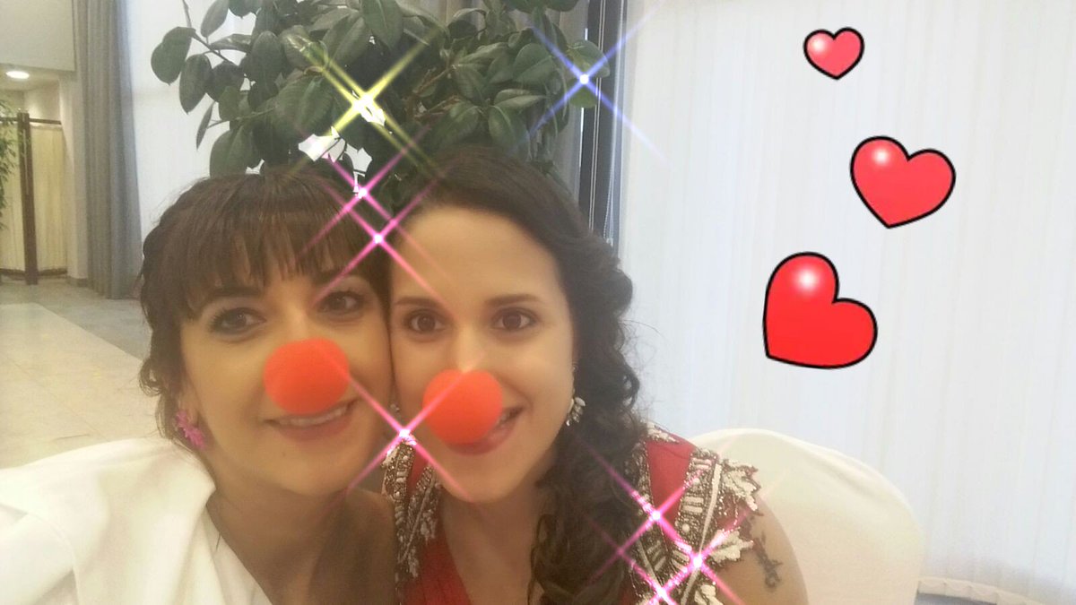 vickyfg21's tweet photo. Hoy es un día muy especial y no puedo estar ahí, lo siento en el alma!! Te debo 40 besazos que prometo dártelos en cuanto te vea. 
Y no dudo que los 80 los celebraremos cuando seamos viejitas 🤩😘😘 @bcm0_0 #TeILoviu #MissYou ❤️🖤❤️ https://t.co/cNGMFfWwG7
