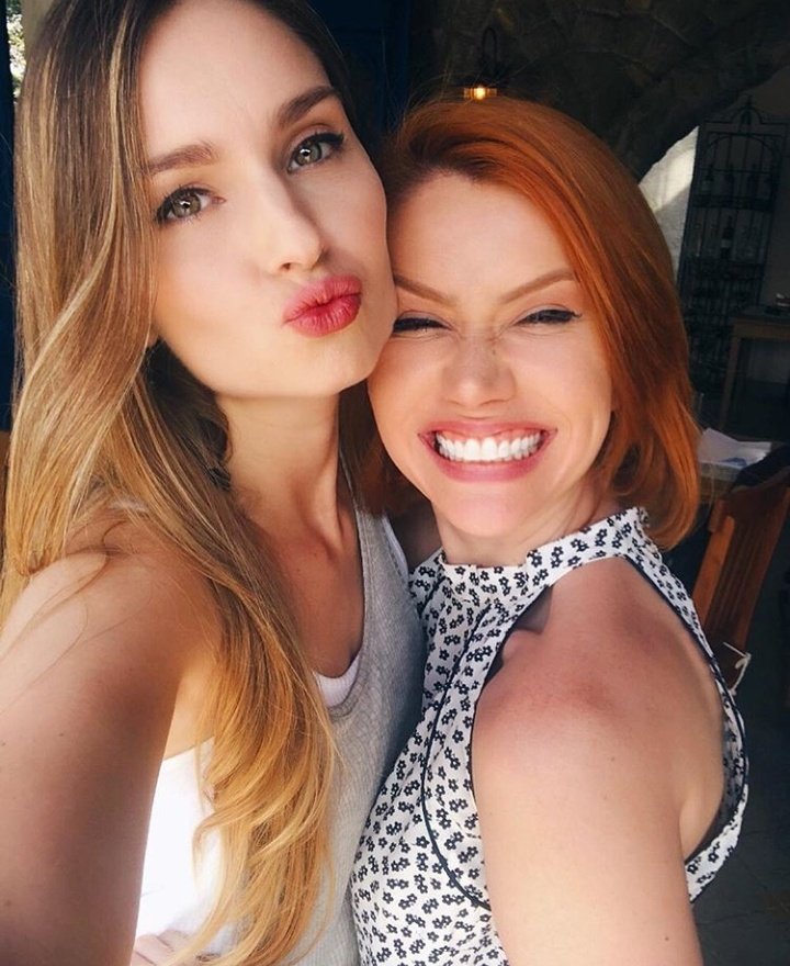 PSOPHIESINGER's tweet photo. A loira gata e a ruiva brilhante 💖 https://t.co/7LpypBc7u4