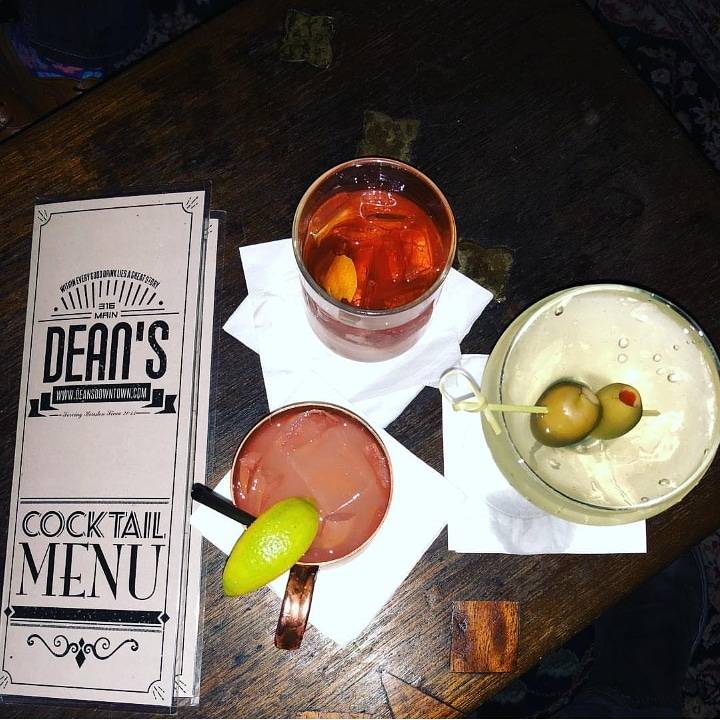 #Weekendvibes begin with #happyhour 4pm-8pm
.
.
open until 2am
.
.
.
#houston #houstondrinks #downtownhouston #downtownhtx #downtownhtx #dthtx #houstoncocktails #afterwork #afterworkhtx #cocktails #craftbeerhouston #craftbeer #wine #houstonbar  #houstoncorporateevent