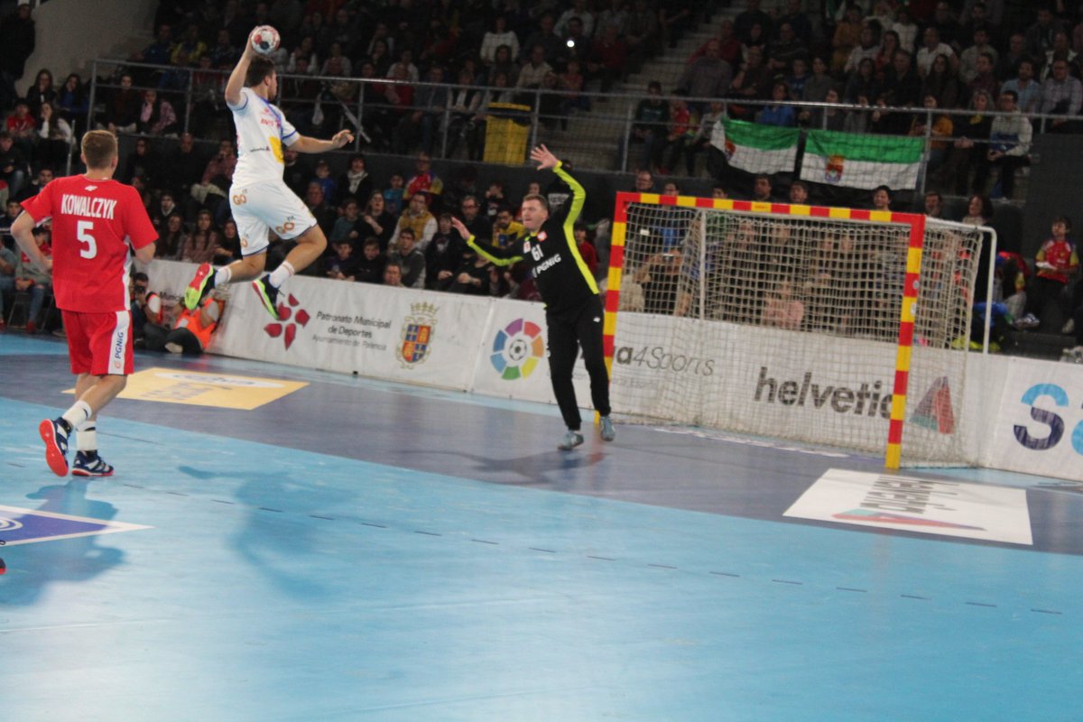 GacetadeCYL's tweet photo. Da comienzo la segunda parte en el Pabellón Municipal de #Palencia. 
🇪🇸 17-16 🇵🇱
#TIE2019Palencia #Hispanos https://t.co/8Pu9JAo4SX