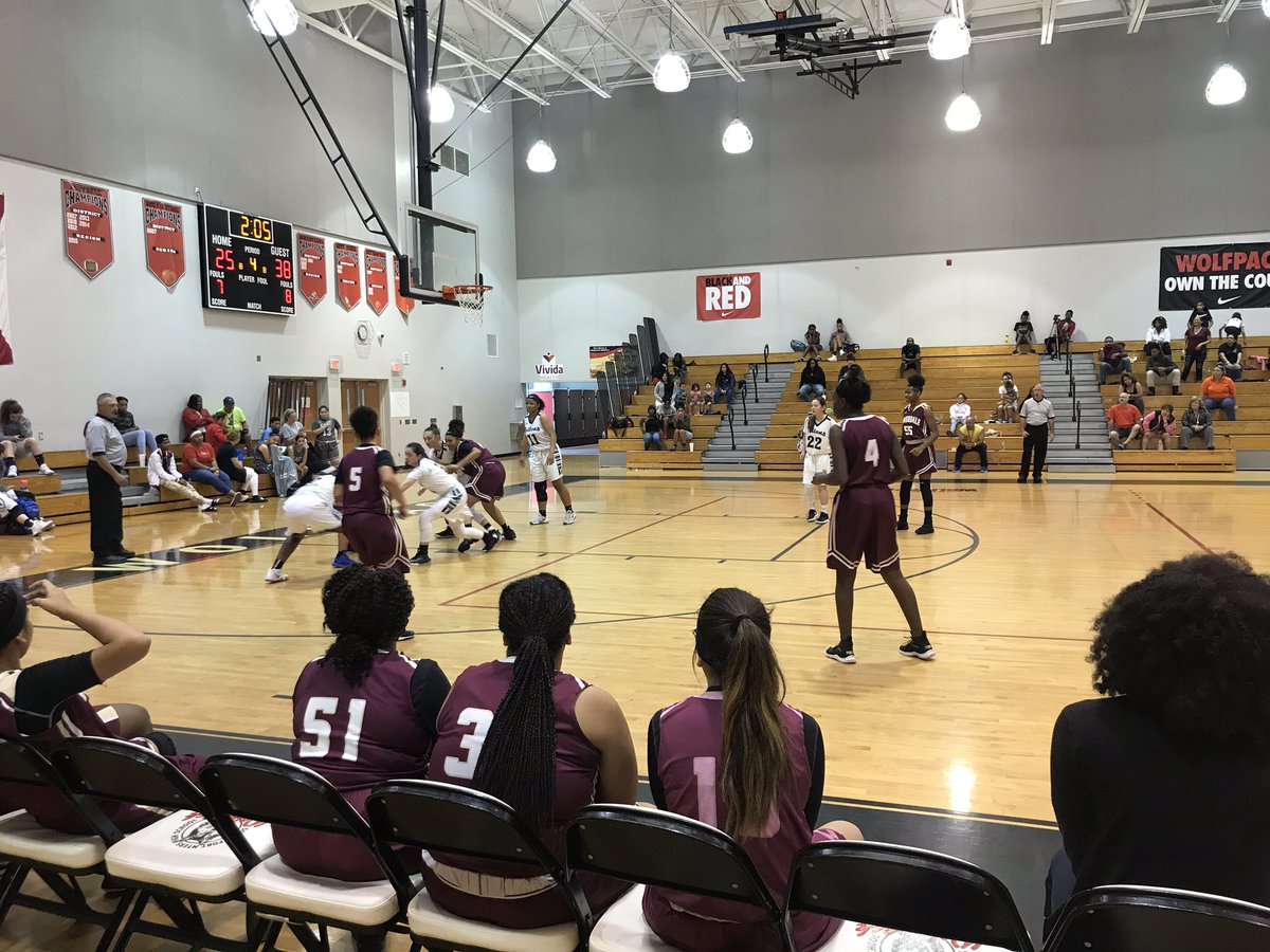 SFMHSWolfpack's tweet photo. Game 2 @MarinerTritons vs @RiverdaleReads #TheDen #NewYearsHowl https://t.co/oXdVw4ZO7i