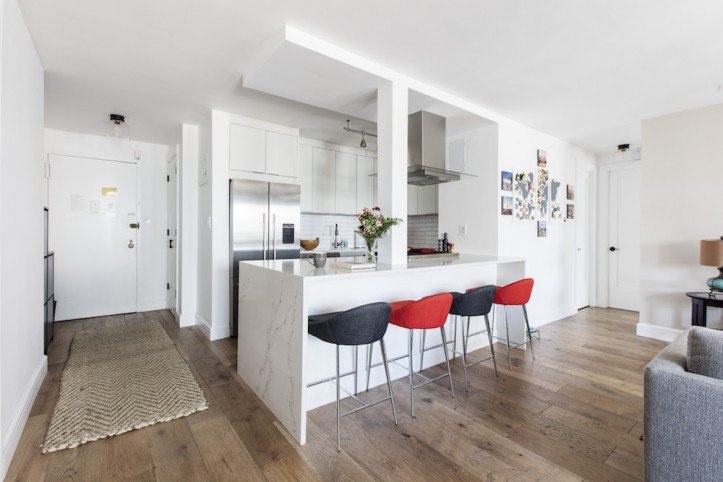 CaesarstoneUSA's tweet photo. What's black, white and #chic all over? This #dreamkitchen #remodel, courtesy of @sweeten_home. A Statuario Maximus #waterfallkitchenisland complements the bold bar stools in this modern #NewYork home.
Read the full article on the #InteriorCollective: https://t.co/dRrFIWifhi https://t.co/WcKc2CslMA